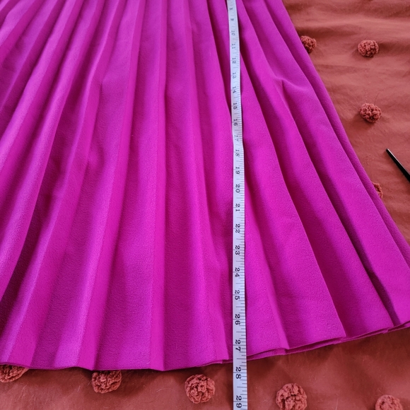 • VINTAGE FUCHSIA PLEATED POLY MIDI • - Picture 5 of 9